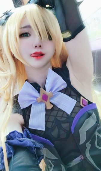 边亲边把手放衣服里_精彩预告免费完整版在线观看