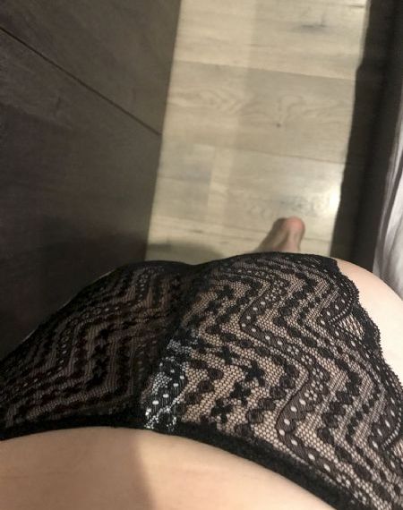 掀起裙子撅高屁股趴在桌子打_预告片高清视频在线观看