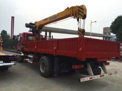福田歐曼單橋隨車吊平板車 高效靈活的物流運(yùn)輸解決方案